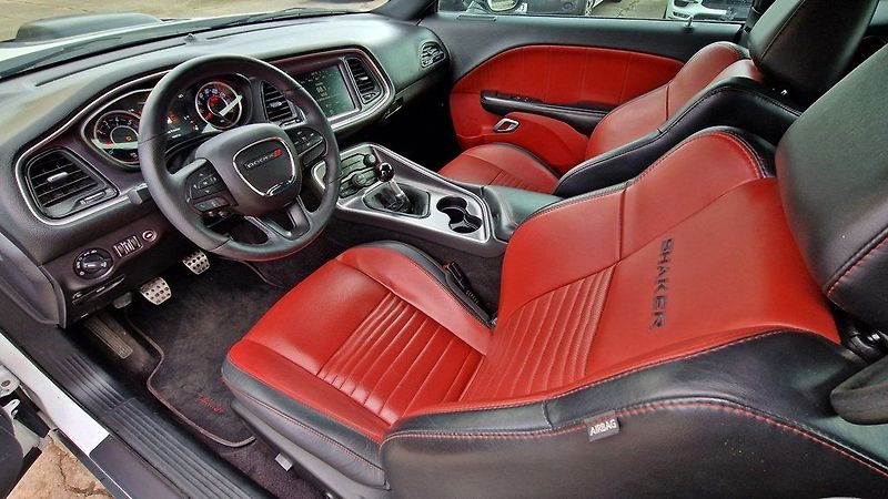 Dodge Challenger 5.7L V8 Hemi/Shaker/kůže/375 P - fotka 9 z 19