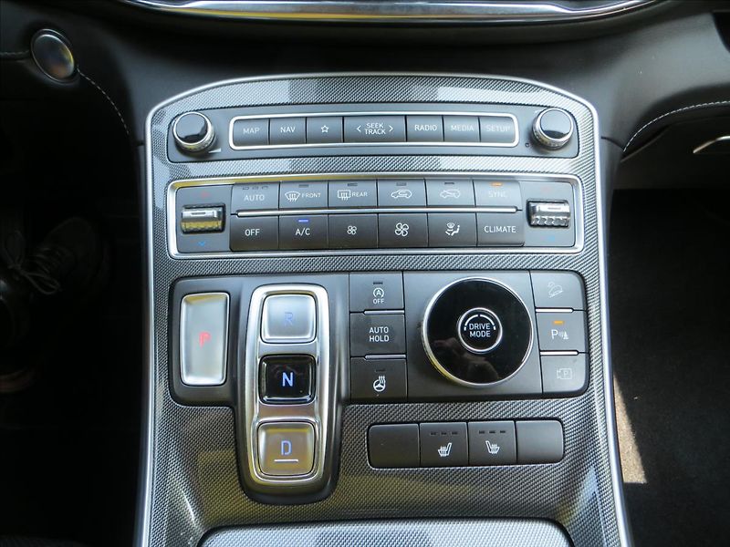 Hyundai Santa Fe 2,2 CRDi 142kW AUT Smart ČR - fotka 18 z 29