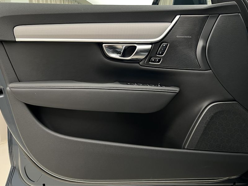 Volvo V90 T6 AWD RECHARGE CORE AUT  - fotka 7 z 47