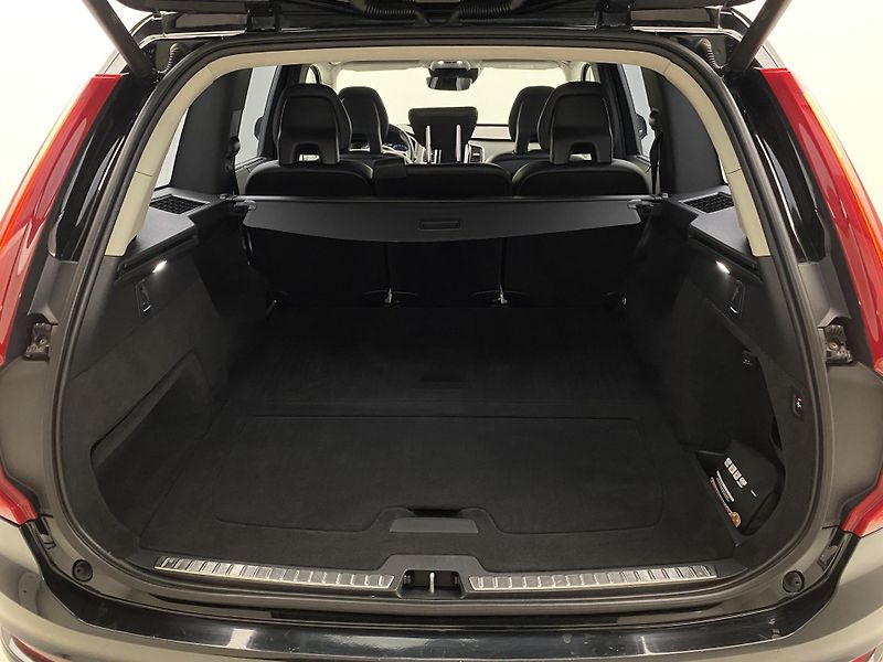 Volvo XC90 D5 AWD MOMENTUM AUT REZERVACE - fotka 6 z 46