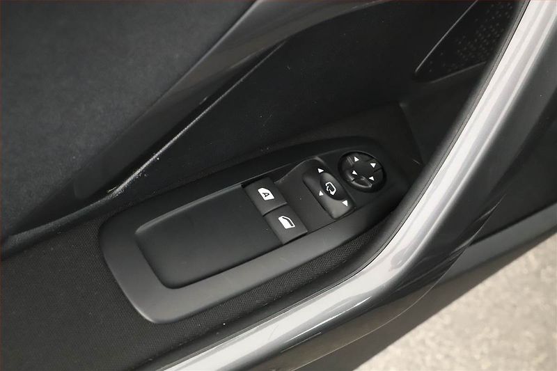 Peugeot 2008 (2017) 1.2 PureTech, Automat - fotka 16 z 16