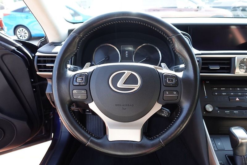 Lexus IS 300h Executive Navi - fotka 17 z 34