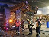 Nehoda ve Vídeňské ulici: pod železničním mostem se zaklínila vrtná souprava převážená na podvalníku.