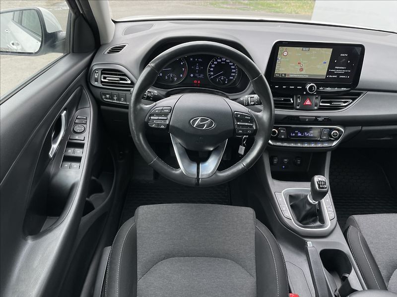 Hyundai i30 1,5 T-GDI Combi Smart PDC - fotka 7 z 23