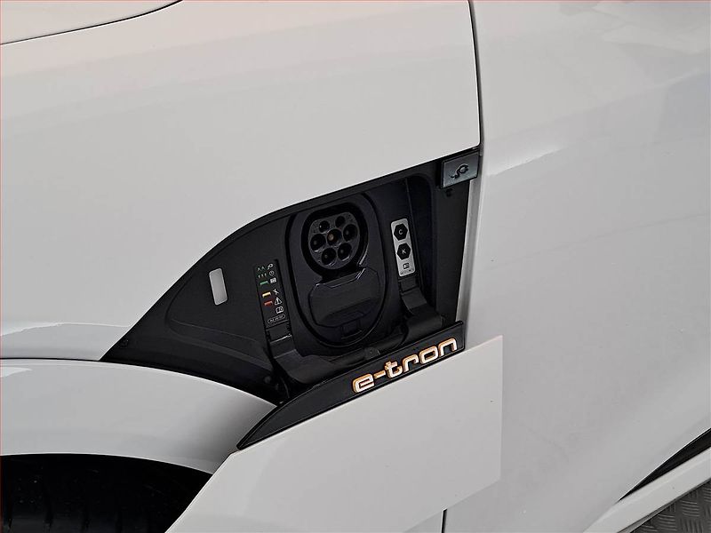 Audi e-tron (2021) S-Line 50 quattro - fotka 26 z 26