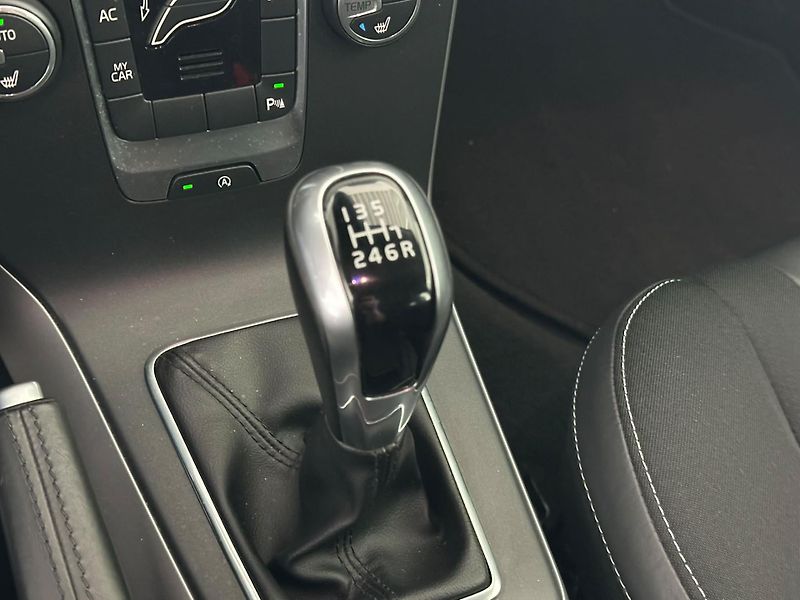 Volvo V40 2.0 D2 88kW, Full LED, NAVI - fotka 15 z 18