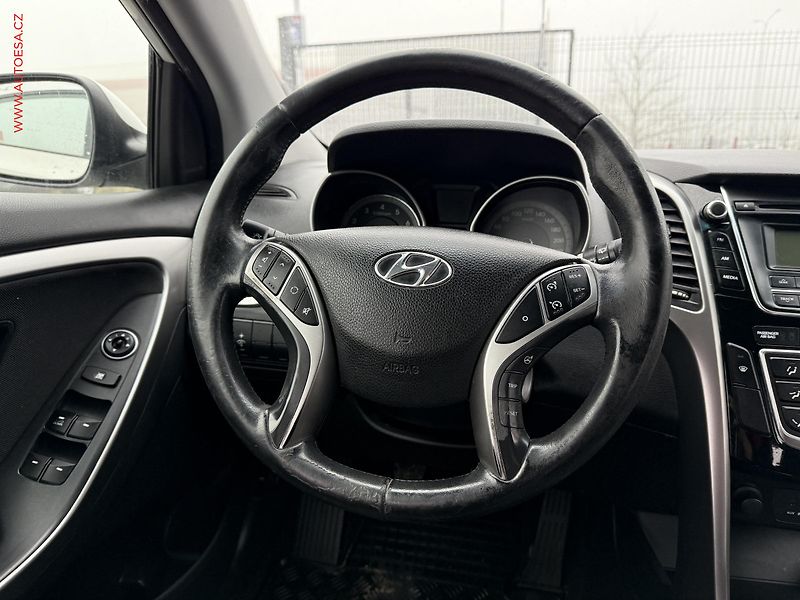 Hyundai i30 (2013) 1.6 CVVT, 1.maj,ČR, AC - fotka 12 z 16