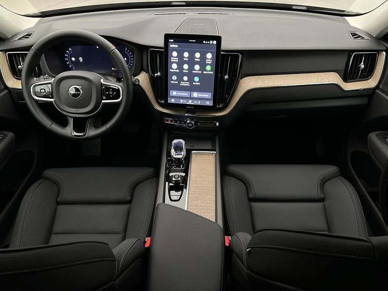 Volvo XC60 B5 AWD DARK PLUS AUT CZ - fotka 2 z 49