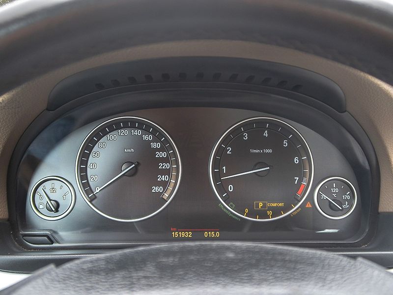 BMW Řada 5 (2010) 3.0i mat – NAVI - fotka 22 z 49