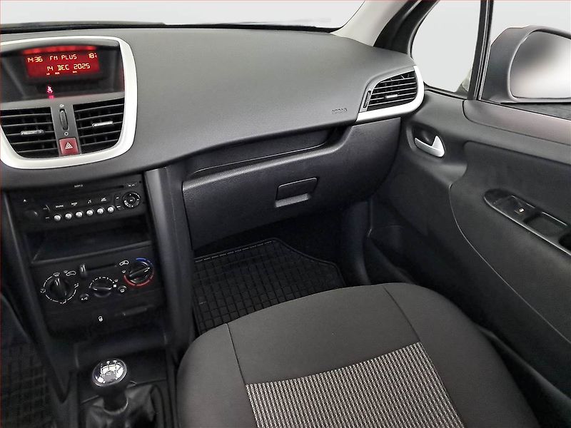 Peugeot 207 (2009) 1.4 VTi, oblíbený vůz - fotka 8 z 15