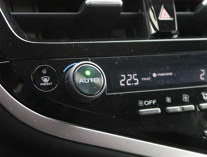 Toyota Camry (2023) 2.5 Hybrid, Hybrid,Automat - fotka 18 z 22