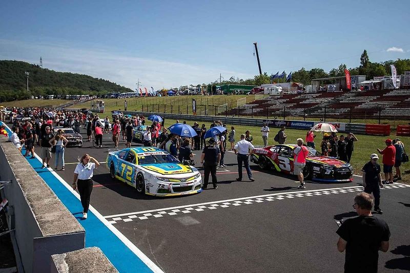 O víkendu se uskuteční jeden z vrcholů motoristické sezony na Autodromu Most. Pojedou se zde závody Czech Truck Prix a evropské série NASCAR. Ambasadorem podniku je vítěz letošní Dakar Rally Martin Macík. Foto: Se svolením Autodromu Most