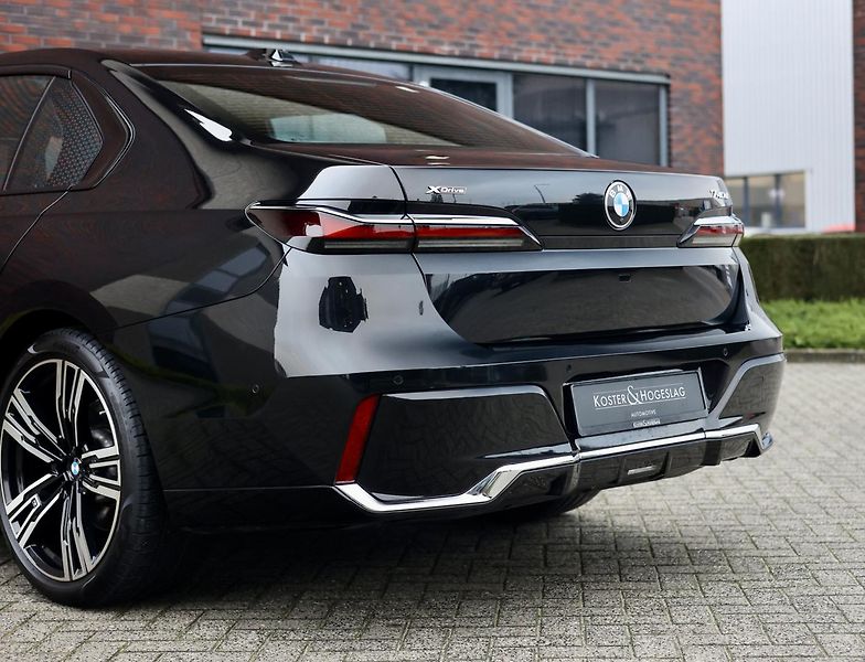 BMW Řada 7 (2023) 740d M SPORT xDrive - fotka 8 z 48