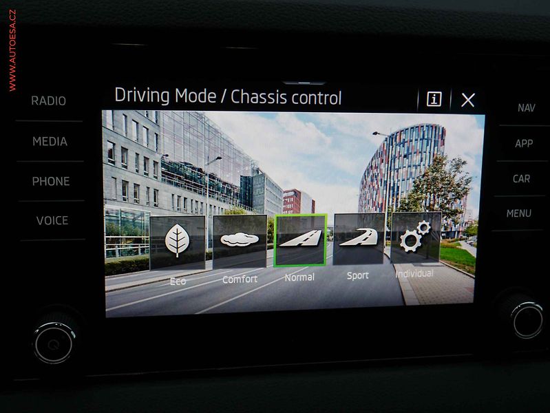 Škoda Karoq (2022) 1.5 TSi, ČR, AC, TZ, navi - fotka 15 z 20