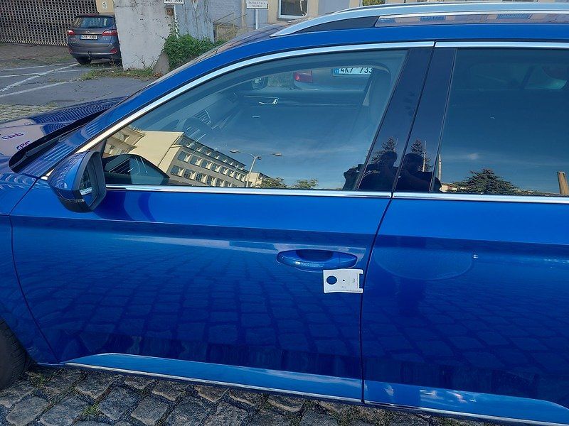 Škoda Superb Combi 2.0 TDI DSG - fotka 25 z 69