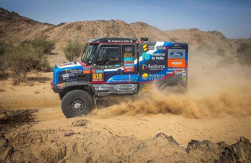 Šestapadesátiletý Andořan Albert Llovera z ostravského týmu Fesh Fesh, který je od osmnácti let upoután na invalidní vozík, zvládl letošní Rallye Dakar v kategorii kamionů na 17. místě.