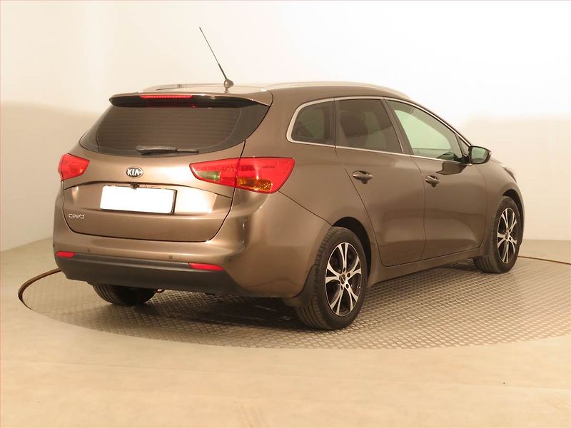 Kia Ceed (2012) 1.4 CVVT, Serv.kniha, Tempomat - fotka 5 z 17
