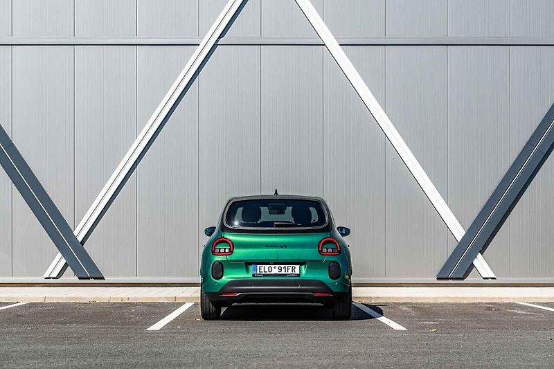 Tento malý elektromobil už budí zaslouženou pozornost v ulicích našeho hlavního města.