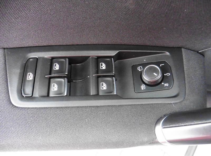 Volkswagen Touran 1,4 TSI R-Line, Navi, 7.míst.. - fotka 17 z 23