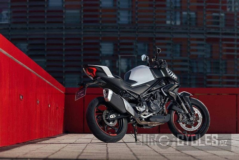 CFMOTO 450 NK (2026) - fotka 18 z 20