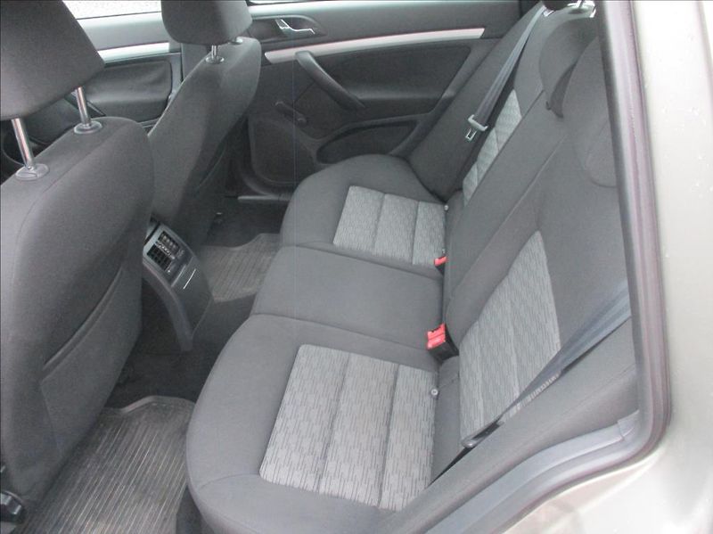 Škoda Octavia 1,6 TDI, klima, tažné zař. - fotka 11 z 25