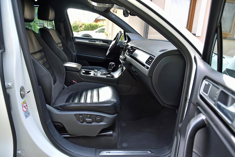 Volkswagen Touareg 3.0 TDi V6 DSG 4M,R-LINE,FACE - fotka 38 z 50