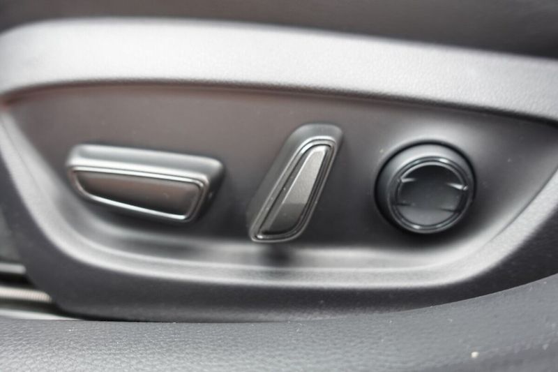 Toyota Prius 2,0 PHEV Plug-in Executive - fotka 11 z 36