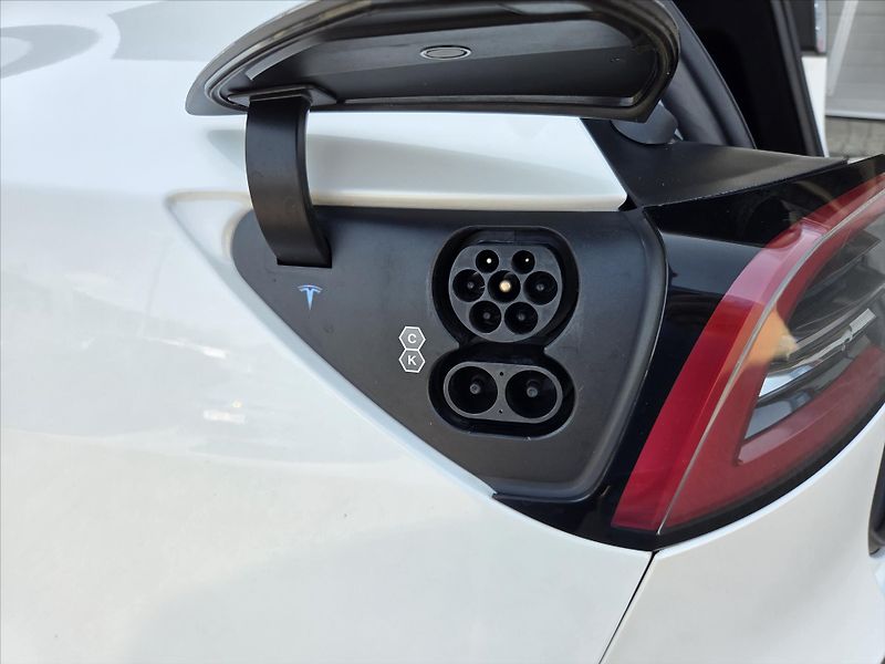 Tesla Model Y LR 4x4 Tažné z. SoH 93.4% 1.ma - fotka 18 z 21