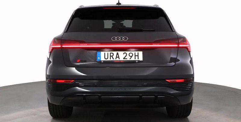 Audi Q8 e-tron 55 Quattro Kam LED Vzduch - fotka 7 z 32
