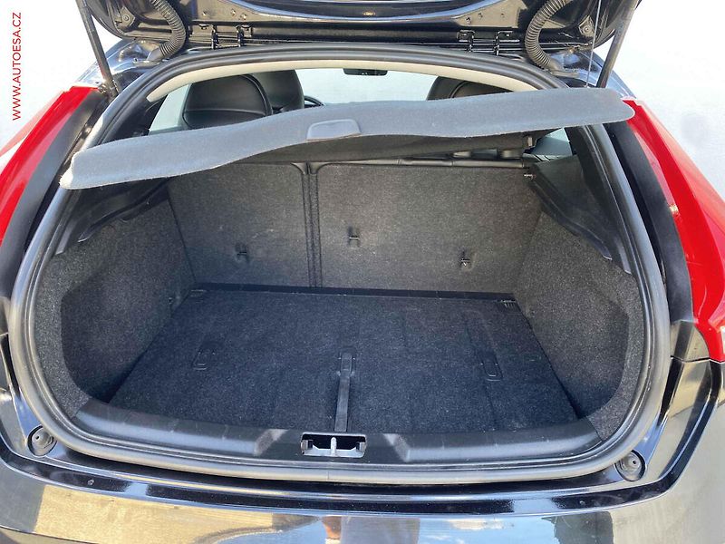 Volvo V40 (2019) 2.0 D2, AT, LED, kůže, panor - fotka 7 z 18