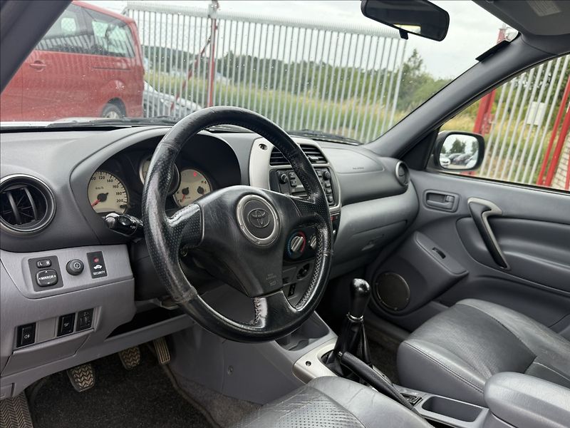 Toyota RAV4 2,0 D-4D 4X4 TAŽNÉ NOVÁ STK - fotka 10 z 24