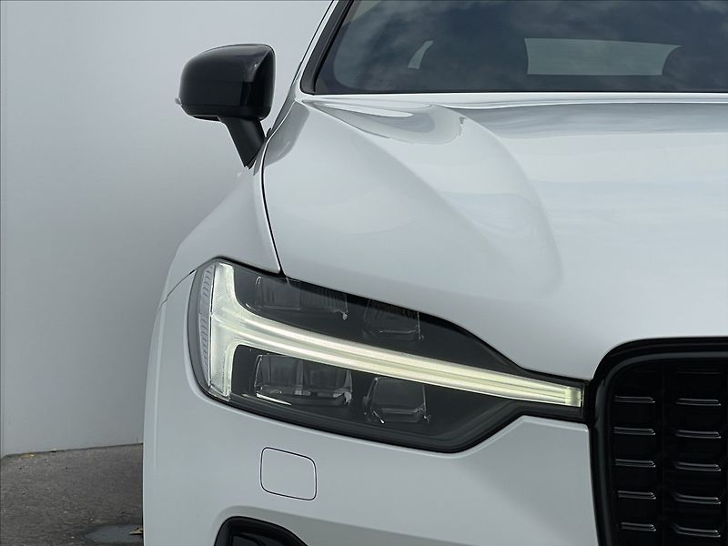 Volvo XC60 2,0 B4 A8 Ultimate Dark LED - fotka 19 z 22