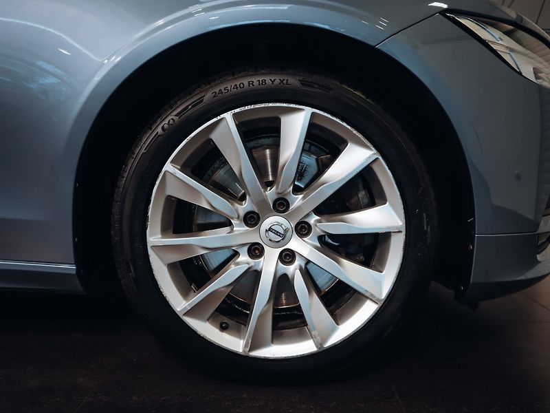 Volvo V90 D5 Momentum 173 kW AWD - fotka 26 z 28