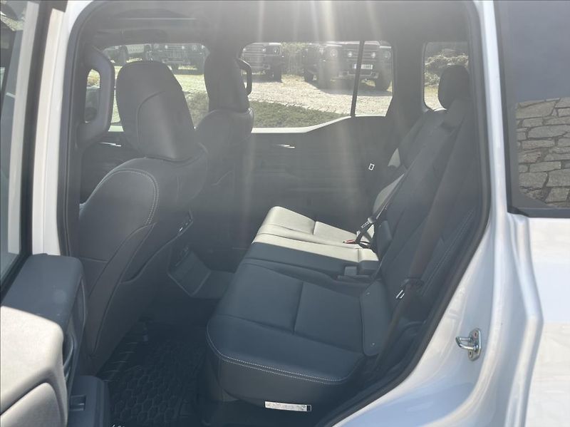 Toyota Land Cruiser 2,4 i-FORCE MAX HEV - fotka 15 z 48