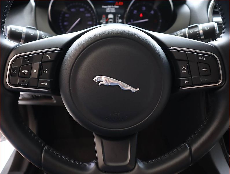 Jaguar XE (2015) E-Performance, Navi, Xenony - fotka 21 z 21