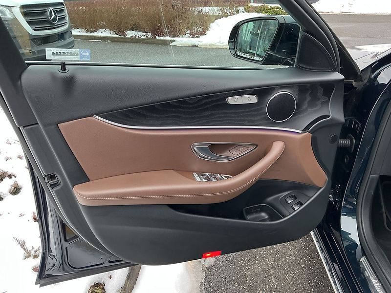 Mercedes-Benz Třídy E 220 d AVANTGARDE 4MATIC - fotka 8 z 28