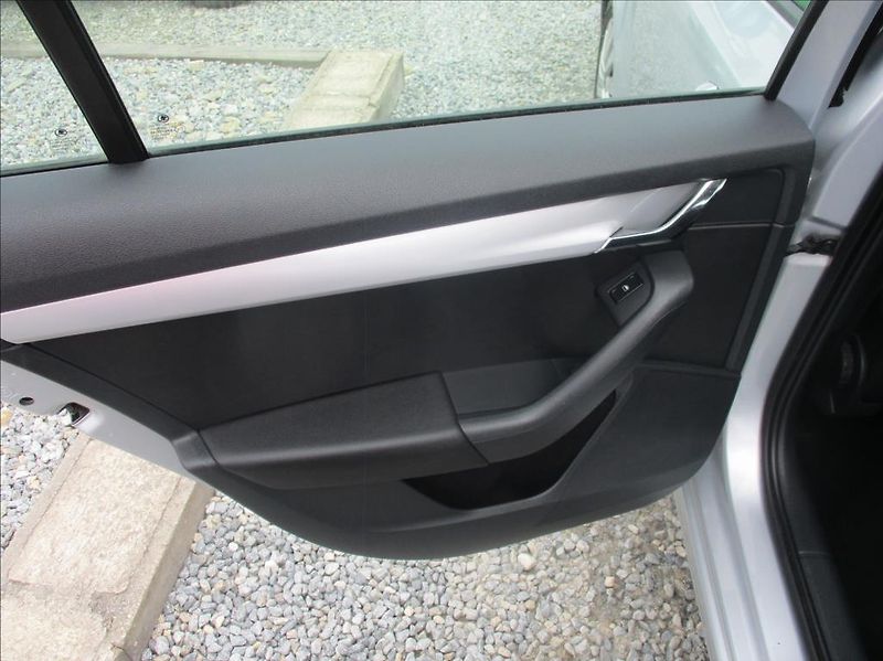 Škoda Octavia 2,0 TDI, serviska, digi klima, - fotka 15 z 49