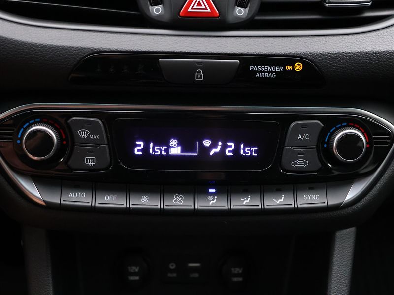 Hyundai i30 1,4 T-GDI 103 kW Style Fastbac - fotka 22 z 33