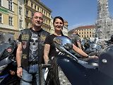 Motorkáři v Olomouci zahájili novou sezonu. Na Horní náměstí, odkud vyrazili směr Šternberk, se jich před nedělním polednem sjely stovky, 26. května 2024.