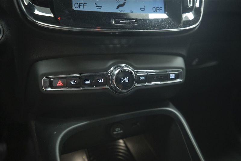 Volvo XC40 2,0 T5 AWD NAVI KAMERA TAŽNÉ - fotka 26 z 47