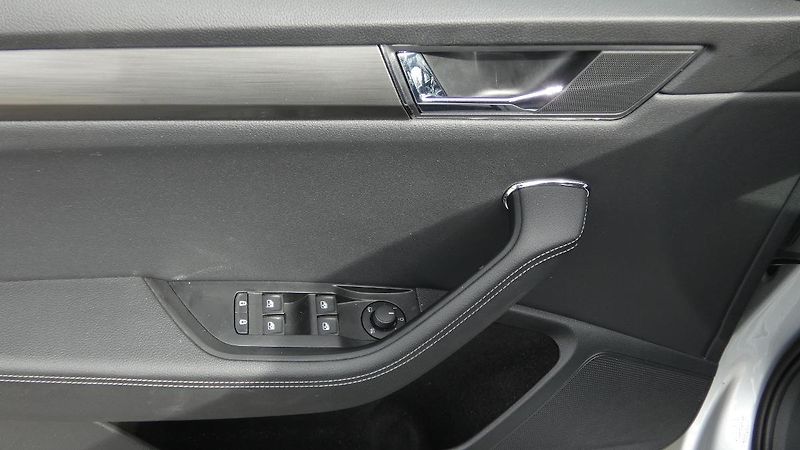 Škoda Superb Combi 2,0 TDI DSG Style - fotka 9 z 24