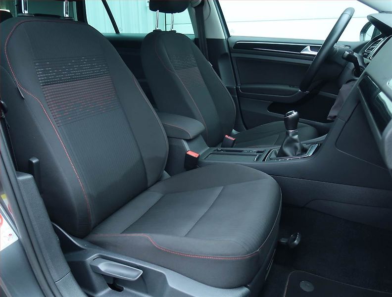Volkswagen Golf (2017) 1.5 TSI, Navi, Tempomat - fotka 9 z 17