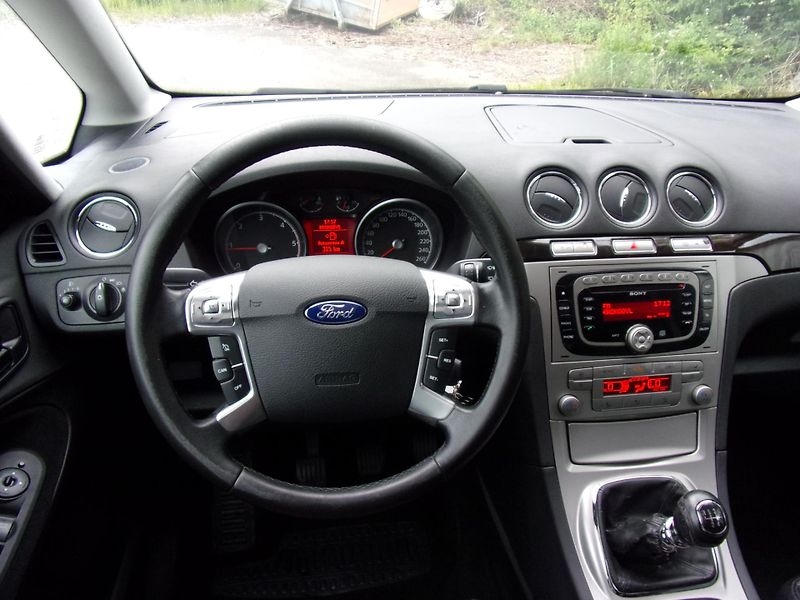 Ford Galaxy (2007) 2.0TDCi 103kW GHIA 7MÍST PANOR - fotka 11 z 25