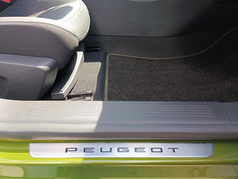 Peugeot 408 (2026) GT Plug-in HYBRID 240 e-DCS7 - fotka 18 z 23