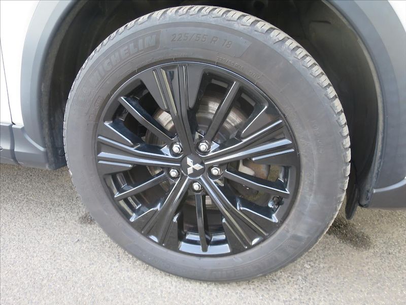 Mitsubishi Eclipse Cross 2,2  DI-D Activa+ 4x4 - fotka 21 z 27
