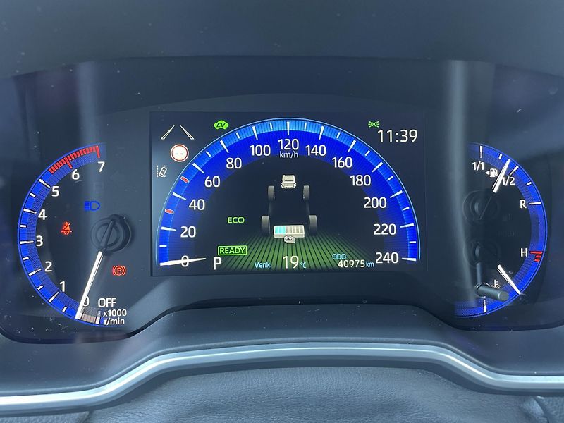 Toyota Corolla COM. STYLE TECH 1.8 Hyb. 90 kW - fotka 12 z 28