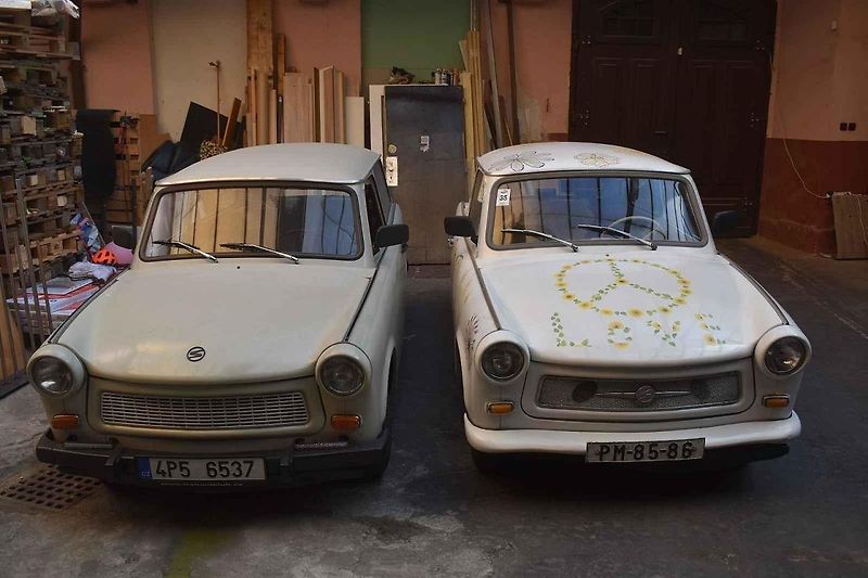 Tento Trabant má rok výroby 1965. Dosud je plně funkční