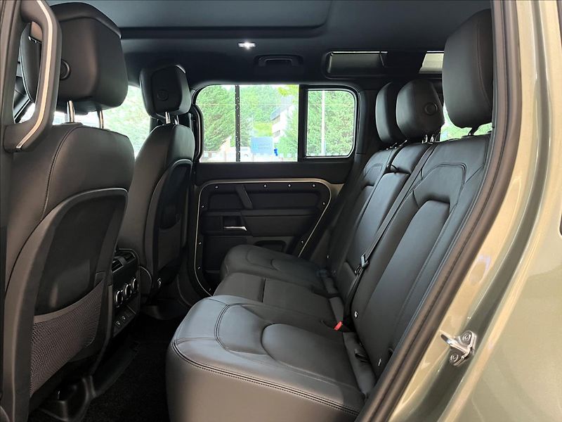 Land Rover Defender 3,0 110 D300 X-DYN HSE / SATIN - fotka 22 z 26