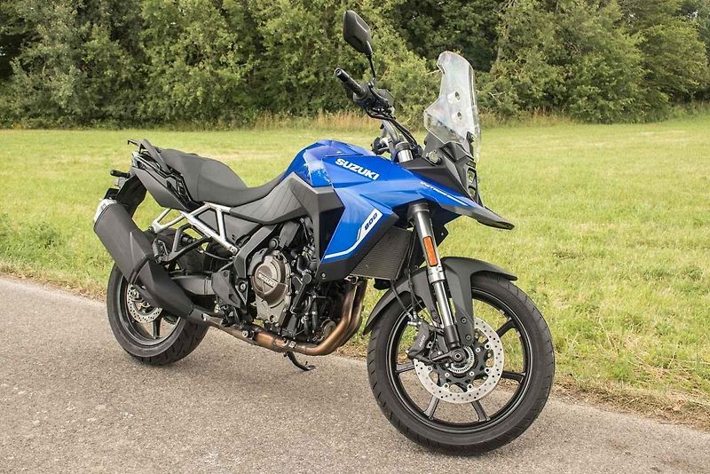 Na V-Strom může bez potíží usednout i jezdec menší postavy.