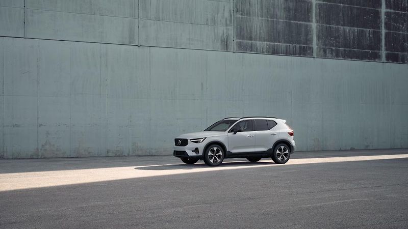 Volvo XC40 (2026) B3 AUT DARK PLUS - fotka 2 z 11